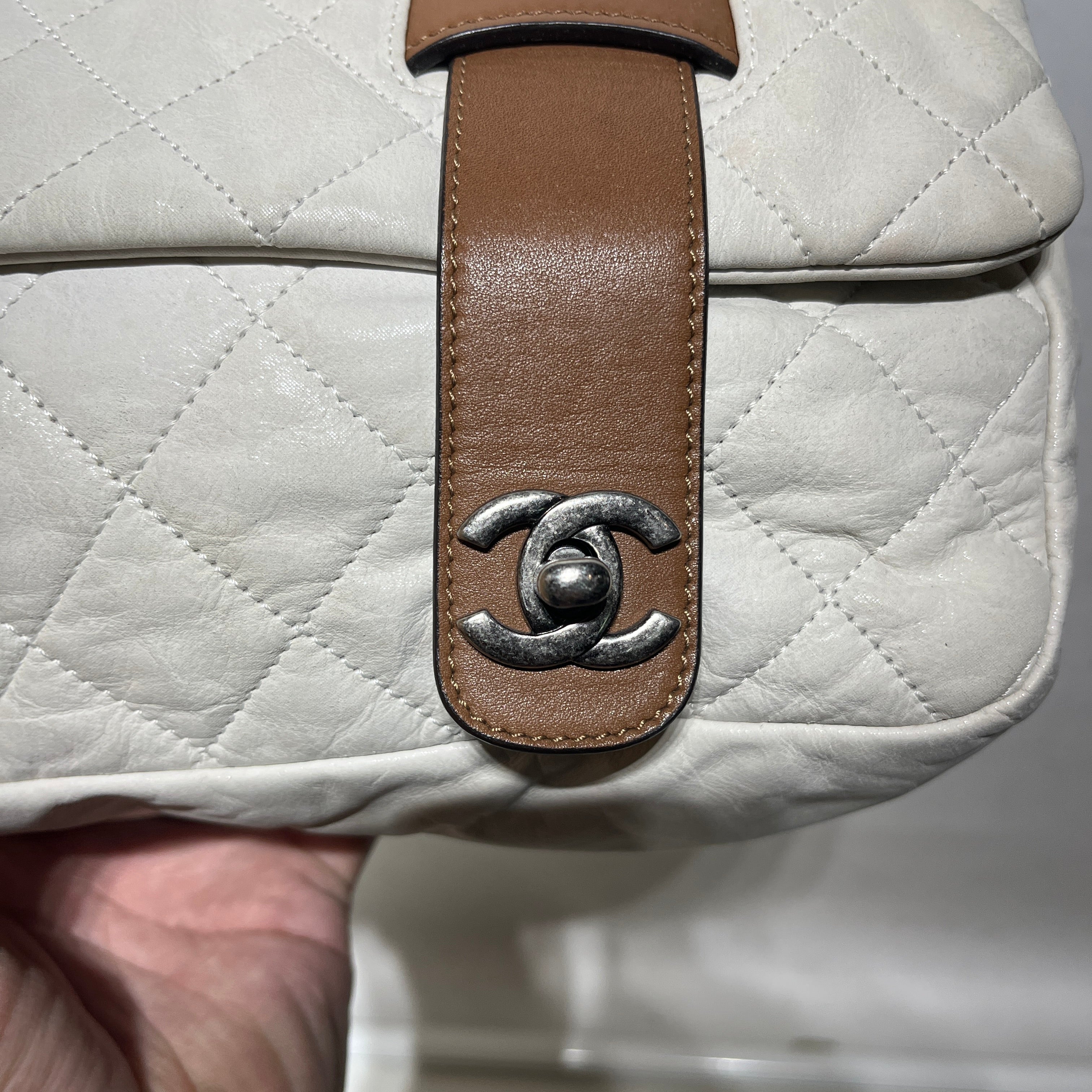 CHANEL/Cross Body Bag/Leather/CRM/QUILTED DOUBLE TWIST LOCK