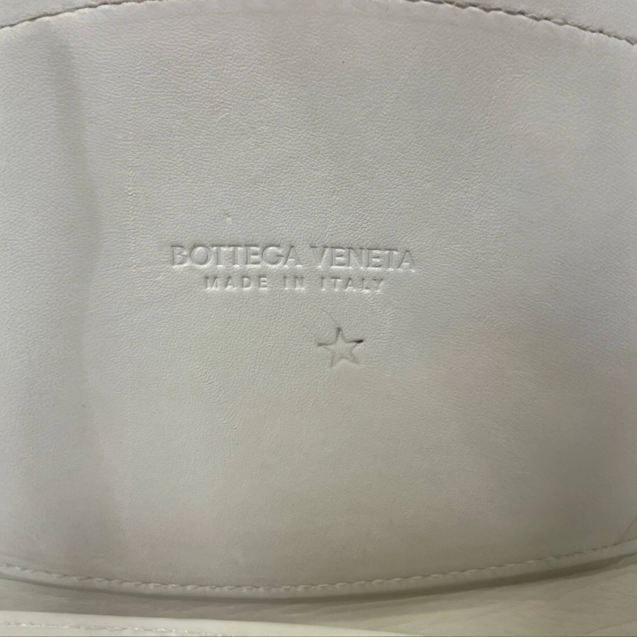 BOTTEGA VENETA/Hand Bag/Leather/CRM/CRADLE FOLDOVER GREEN DETAIL