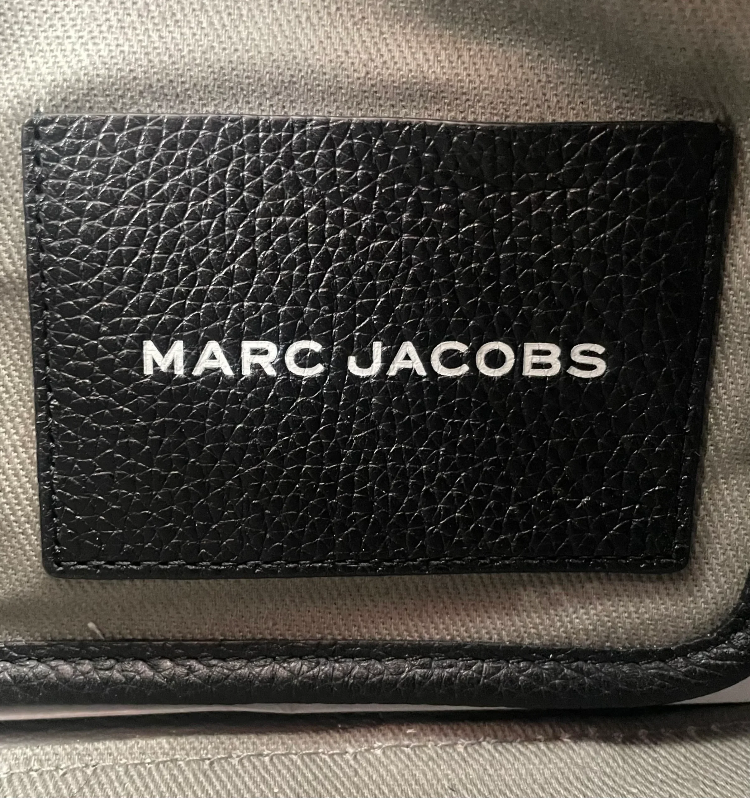 1570-marc-jacobs-tote-bag-leather-blk-black-leather-tote-bag-8.webp MARC JACOBS/Tote Bag/Leather/BLK/BLACK LEATHER TOTE BAG