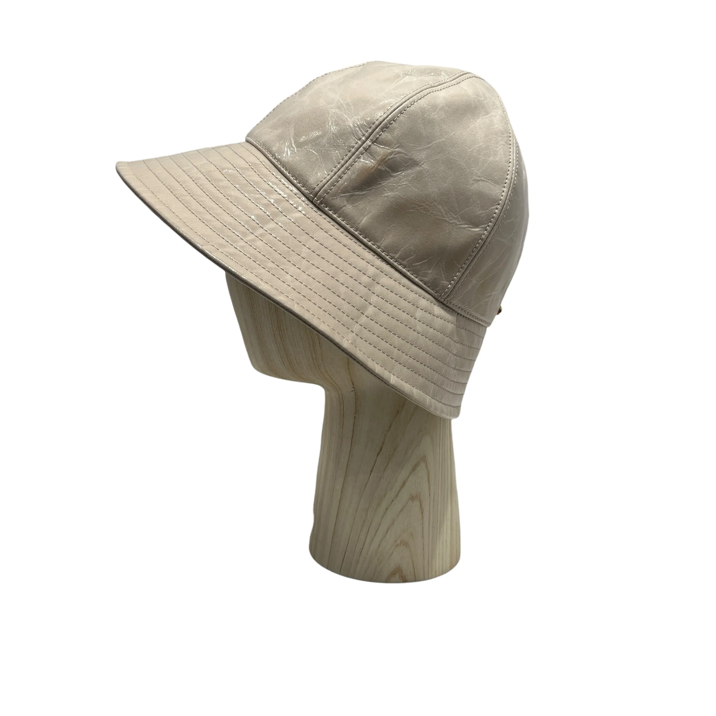 BURBERRY LONDON/Bucket Hat/S/Leather/CRM/PATENT LEATHER  GOLD EMBLEM