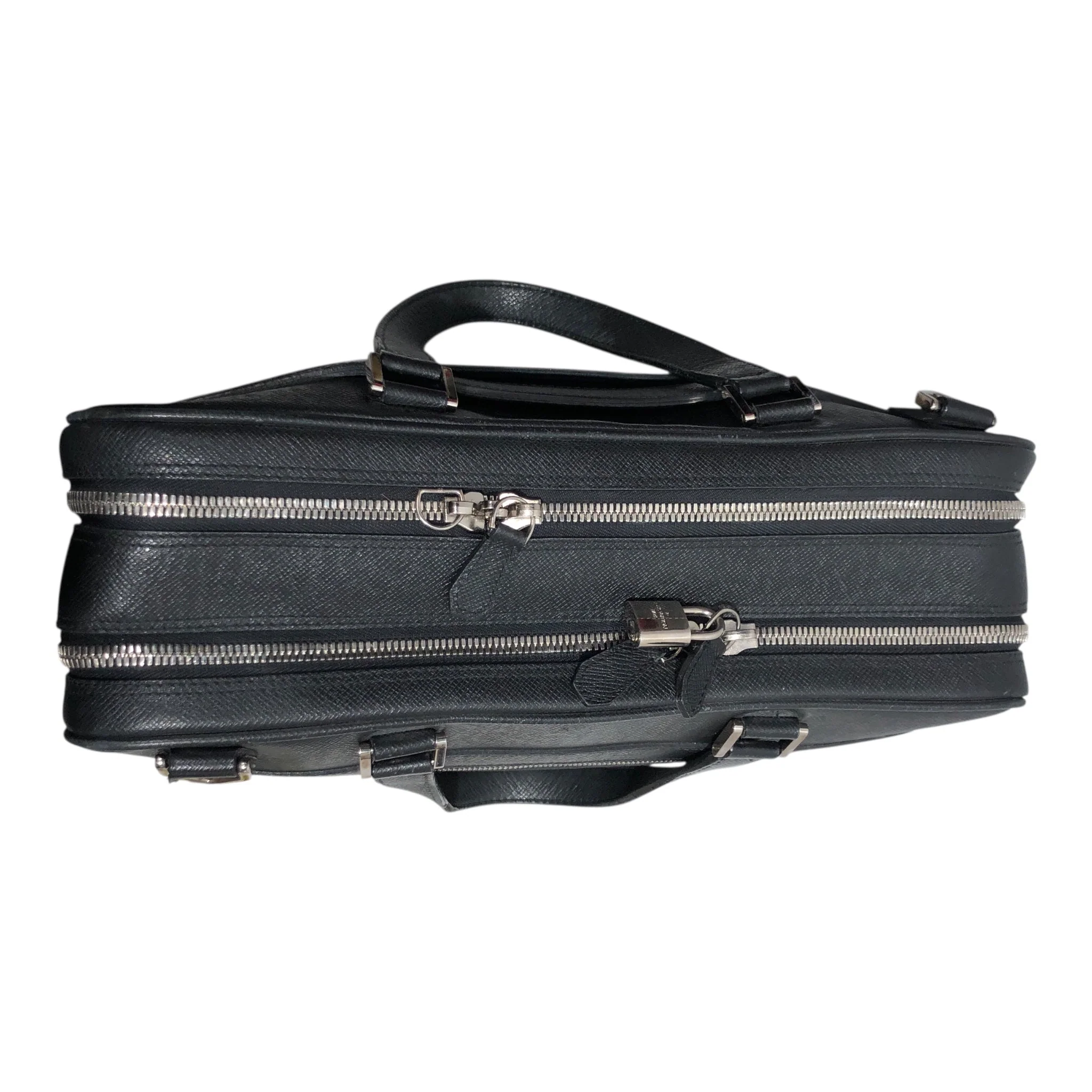 2039-louis-vuitton-briefcase-leather-blk-taiga-leather-4.webp LOUIS VUITTON/Briefcase/Leather/BLK/TAIGA LEATHER
