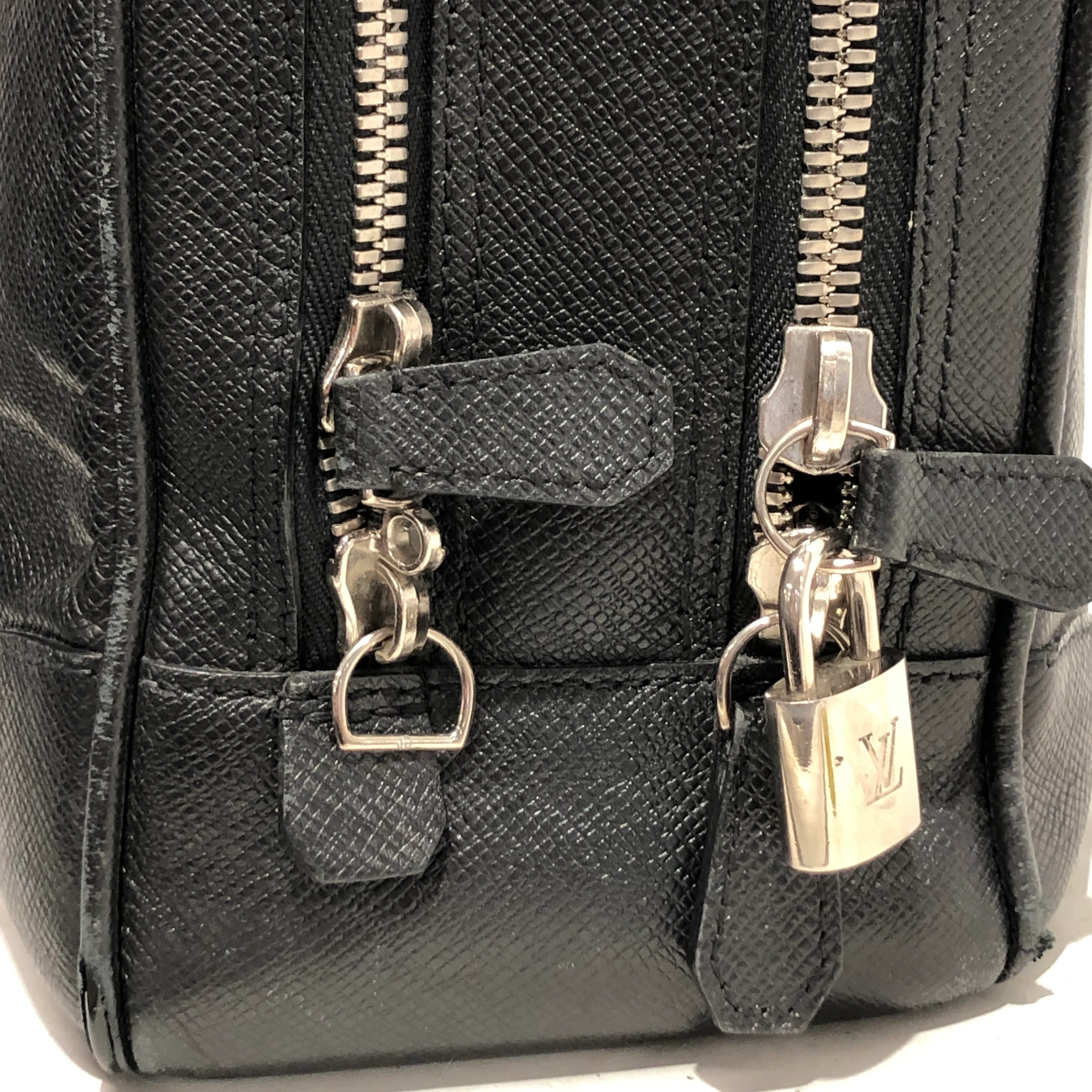 2039-louis-vuitton-briefcase-leather-blk-taiga-leather-5.webp LOUIS VUITTON/Briefcase/Leather/BLK/TAIGA LEATHER