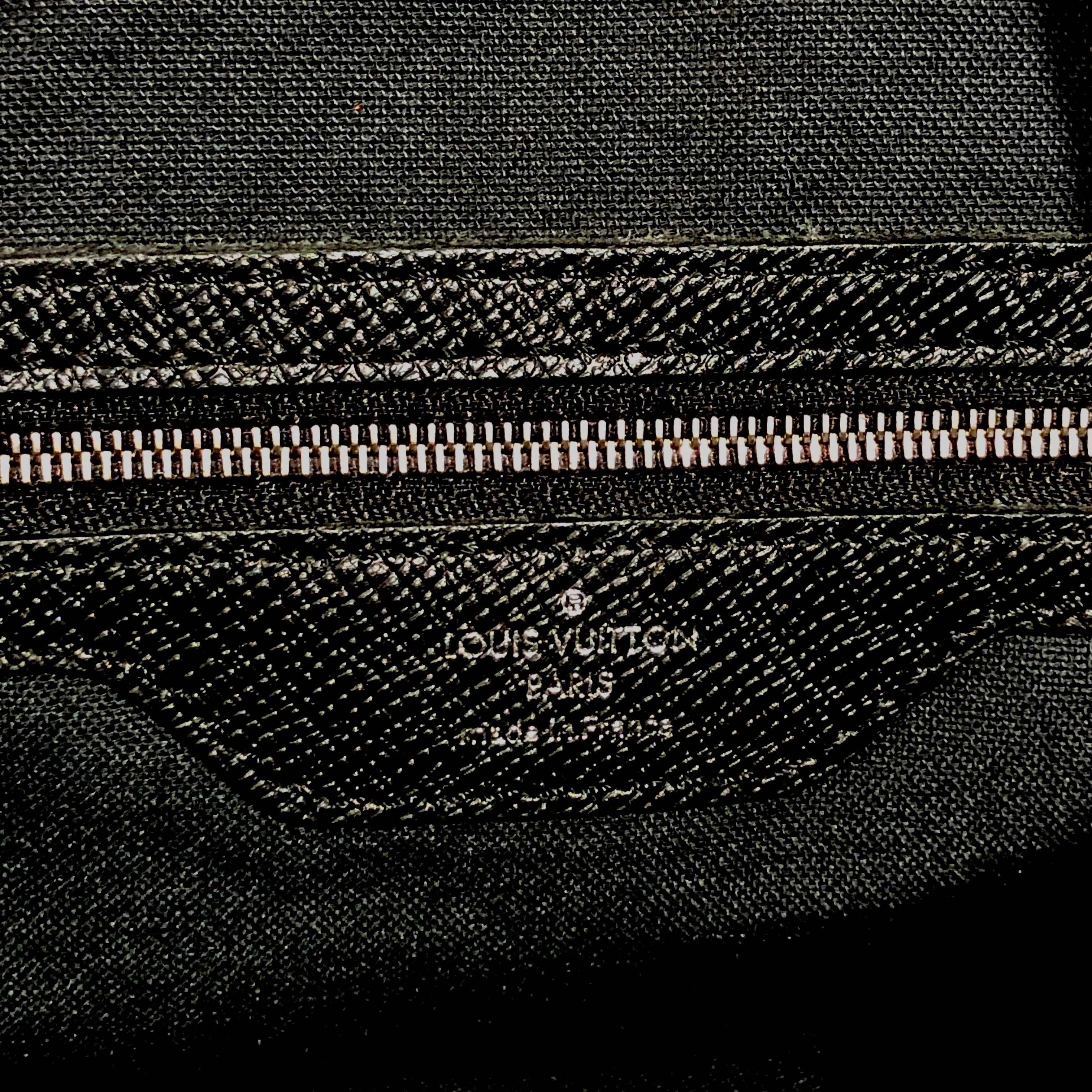 2039-louis-vuitton-briefcase-leather-blk-taiga-leather-6.webp LOUIS VUITTON/Briefcase/Leather/BLK/TAIGA LEATHER