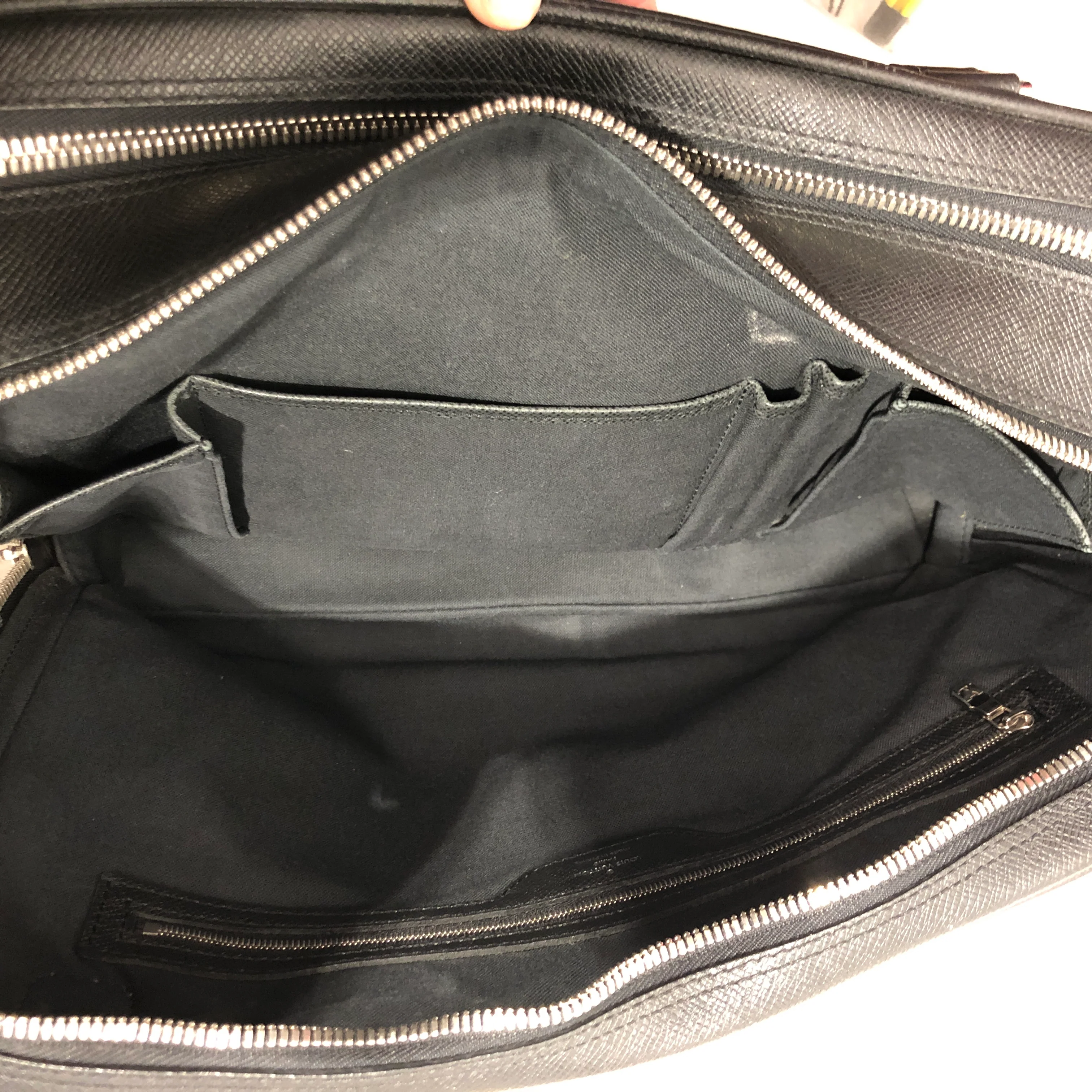 2039-louis-vuitton-briefcase-leather-blk-taiga-leather-7.webp LOUIS VUITTON/Briefcase/Leather/BLK/TAIGA LEATHER