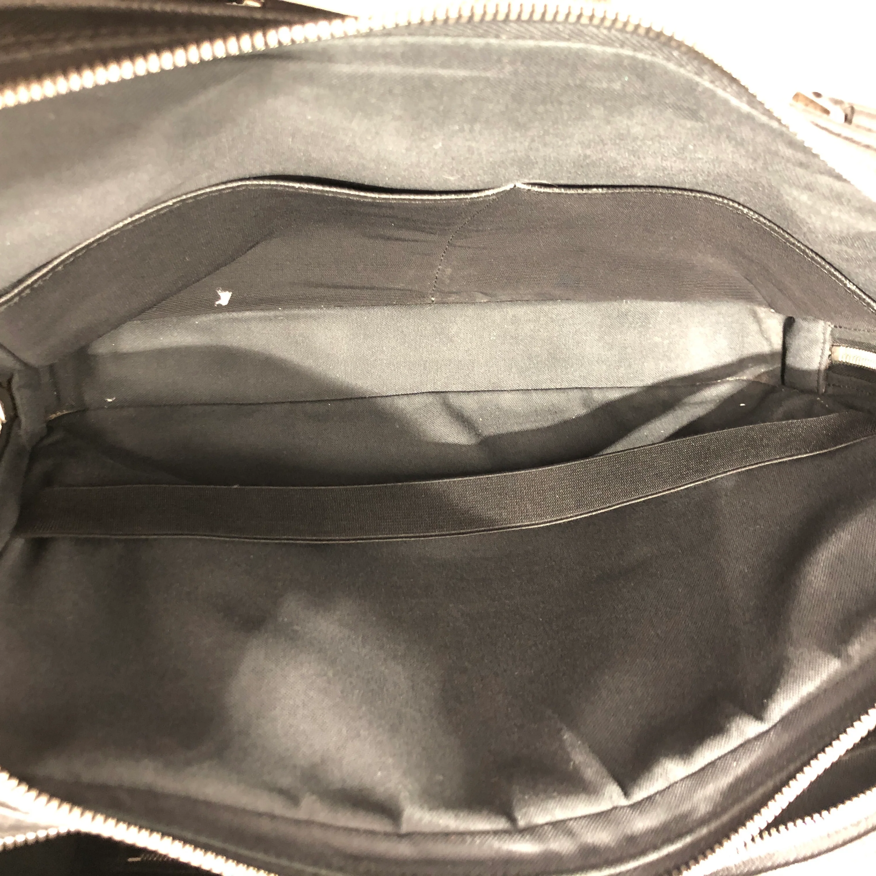 2039-louis-vuitton-briefcase-leather-blk-taiga-leather-8.webp LOUIS VUITTON/Briefcase/Leather/BLK/TAIGA LEATHER