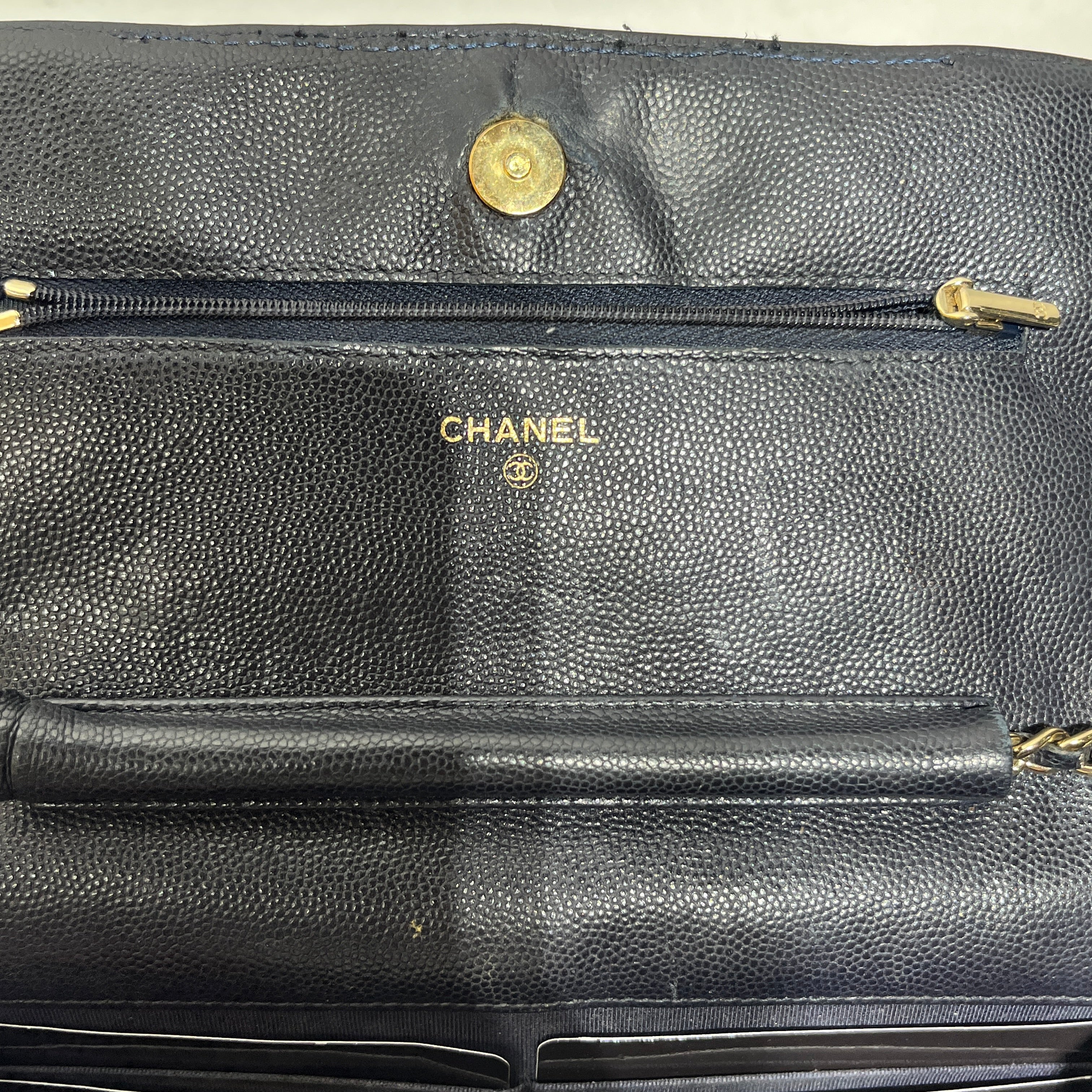 CHANEL/Cross Body Bag/Leather/BLK/CAVIAR QUILTED/ worn inside